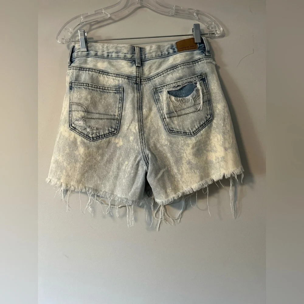 American Eagle Distressed Light Wash Denim Shorts – Size 2